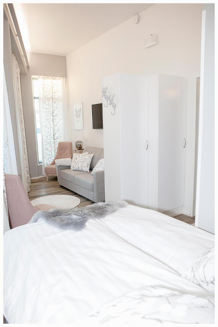 Crystal Arctic Suites Рованиеми Экстерьер фото A bedroom in a typical apartment